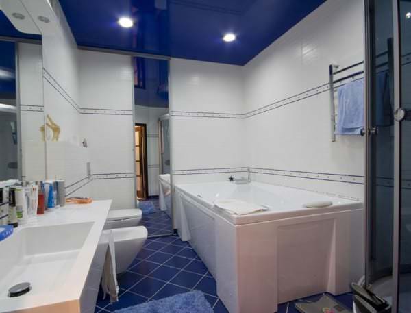 Плюсы и минусы натяжных потолков в ванной: фото и полезные советы
