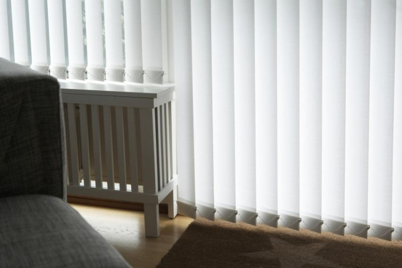 Вертикальные тканевые жалюзи на окна: надежная и долговечная защита от солнца