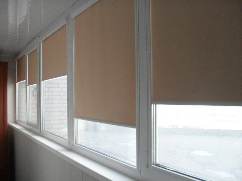 Рулонные шторы на балкон и лоджию (65 фото): шторы для раздвижных алюминиевых балконных окон в интерьере и другие модели. как повесить бамбуковые шторы? отзывы