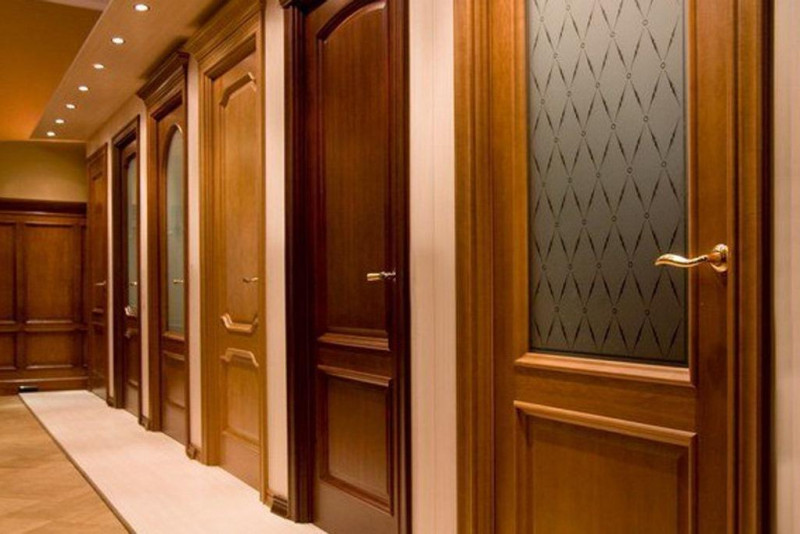 Какие межкомнатные двери лучше выбрать для квартиры: критерии, нюансы, советы