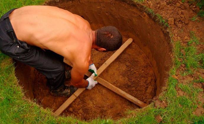Как выкопать колодец: выбираем место на даче и делаем своими руками