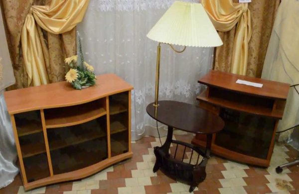 Торшер со столиком: функциональный и удобный способ украшения помещения