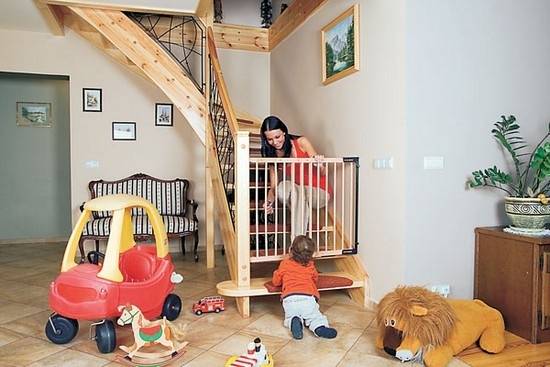 Детское ограждение для лестниц: конструкция для комфорта ребенка и родителей