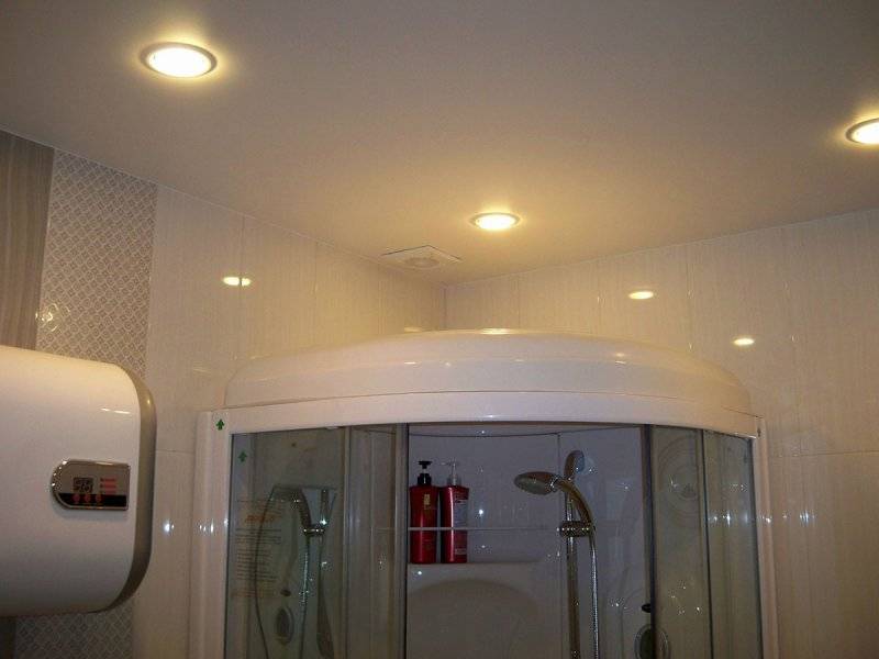 Плюсы и минусы натяжных потолков в ванной: фото и полезные советы