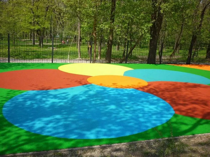 Покрытие для детских площадок на даче: безопасные игры на свежем воздухе