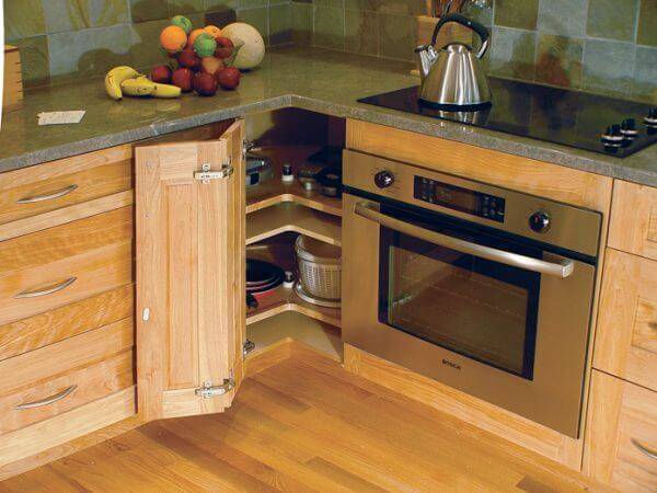 Кухонный угловой гарнитур: оригинальное решение для небольшой кухни
