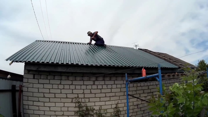 Как покрыть крышу профнастилом своими руками