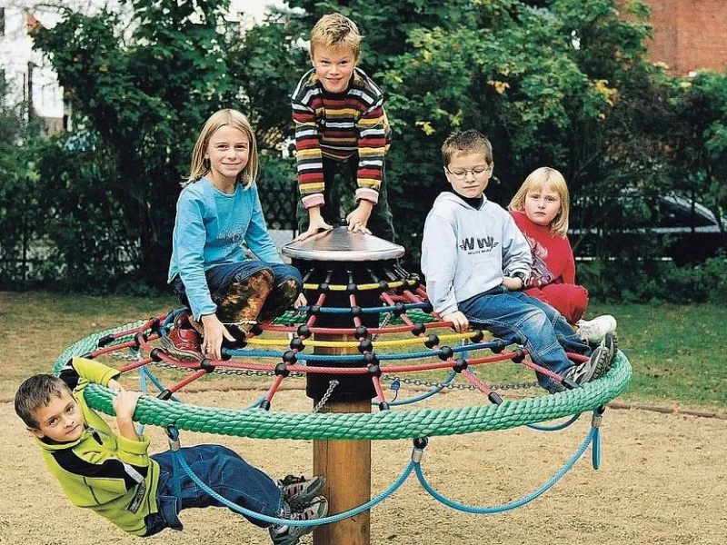 Покрытие для детских площадок на даче: безопасные игры на свежем воздухе