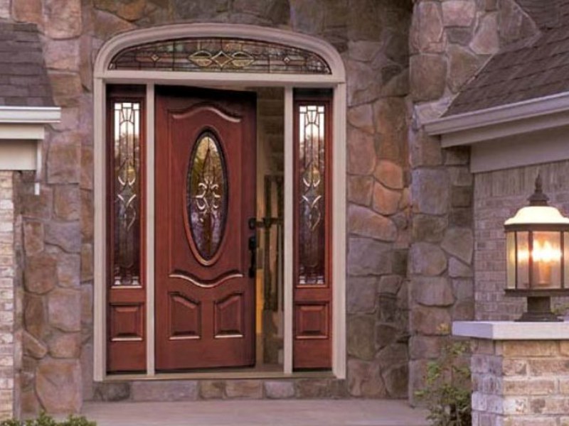 Фото входных дверей в частный дом из различных материалов